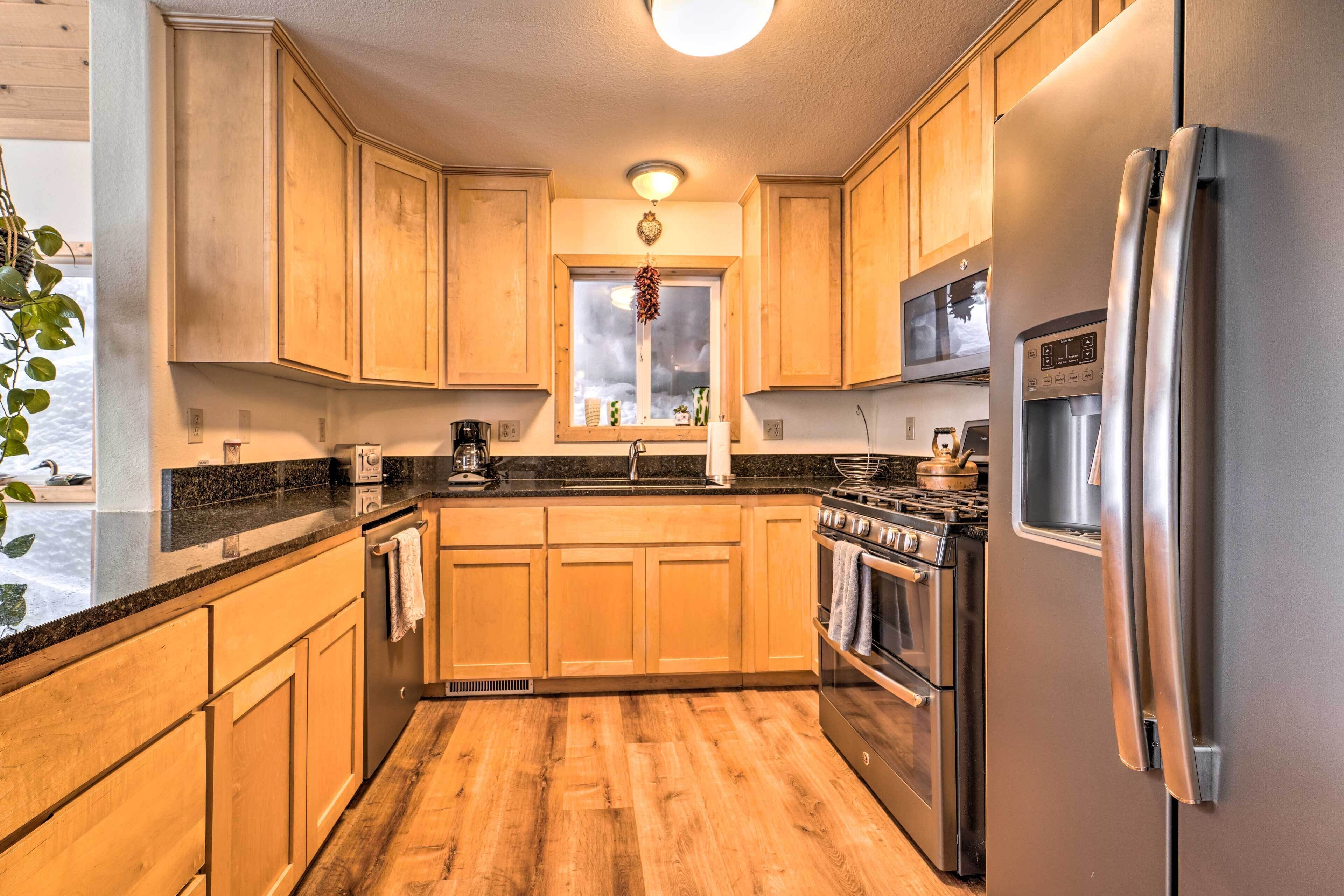 Stylish Cabin in Truckee - Swim, Ski, Hike!