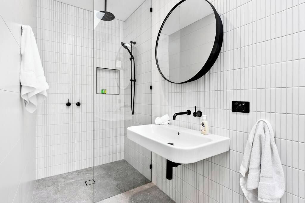 Dusche, Haartrockner, Handtücher, Shampoo