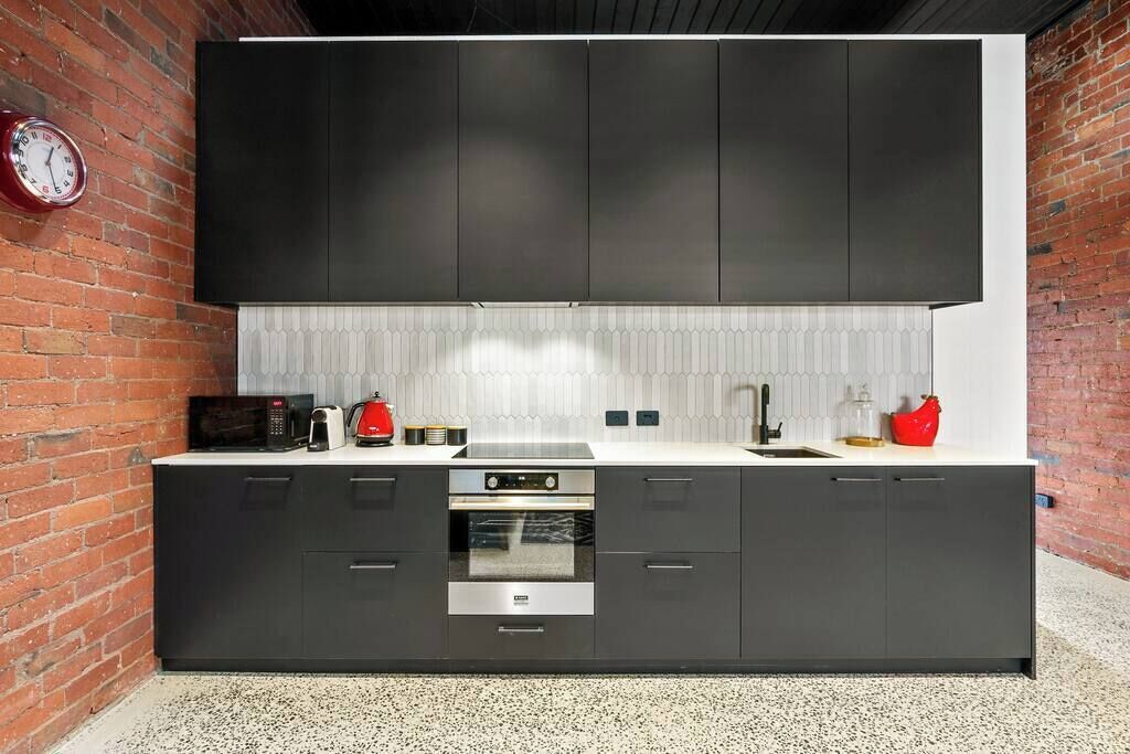 Four à micro-ondes, un four, surface de cuisson, lave-vaisselle