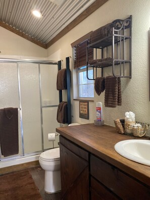 Shower, hair dryer, towels, soap - Country Escape - Live to be Wild (Bruceville)