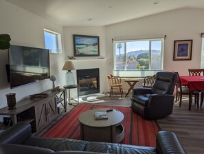 Smart TV, books, computer monitors - Family Home with Views- 5 min from Beach- 2B/2Bth (Santa Barbara)