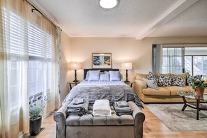 2 bedrooms, iron/ironing board, Internet, bed sheets - Peaceful Oakland Oasis w/ Private Yard! (Oakland)