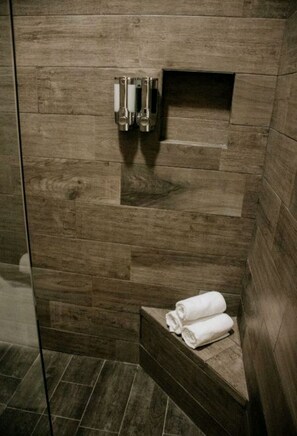 Deluxe Loft, Multiple Beds | Bathroom