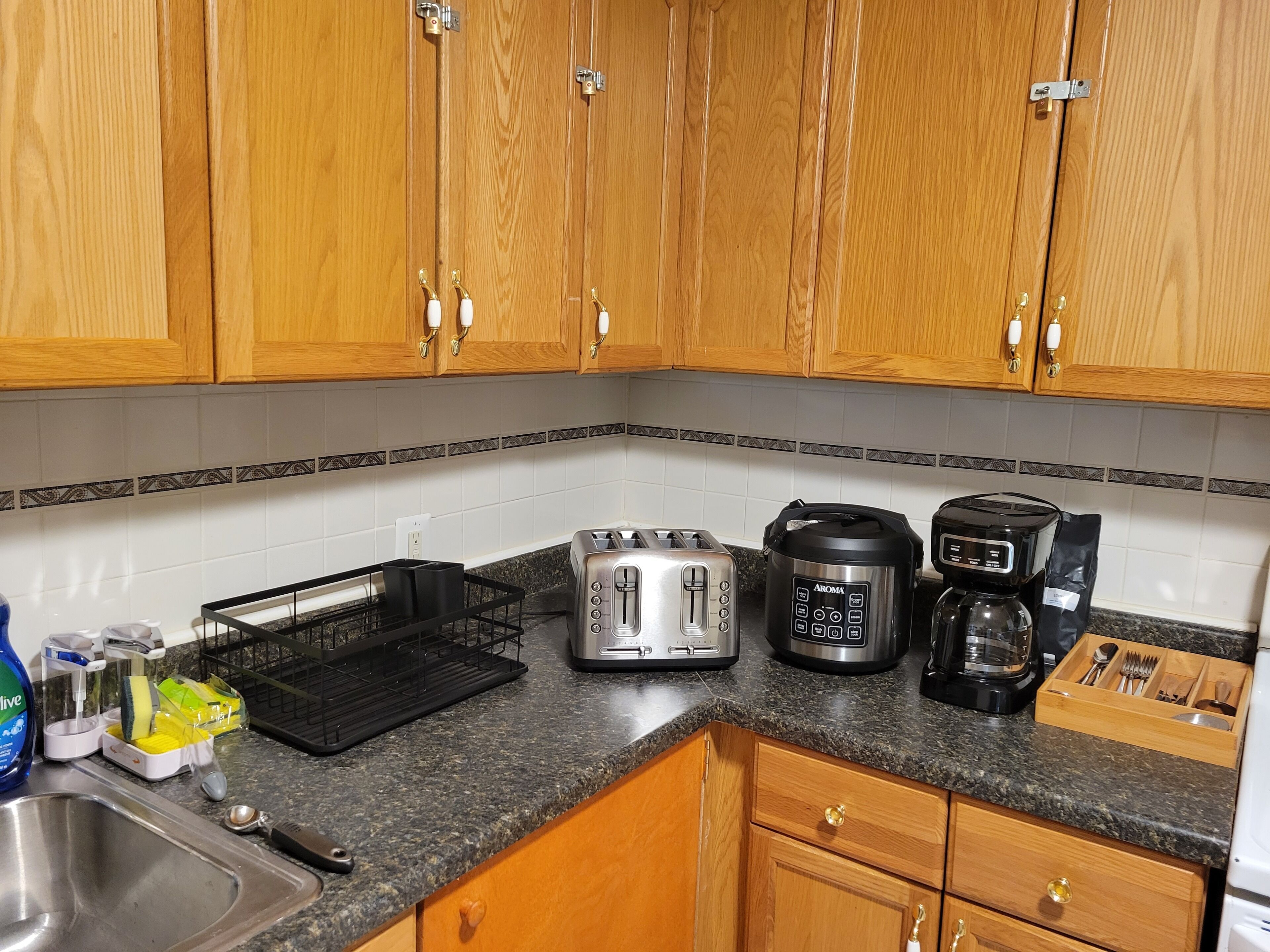 Kjøleskap, mikrobølgeovn, kaffetrakter/tekoker og brødrister