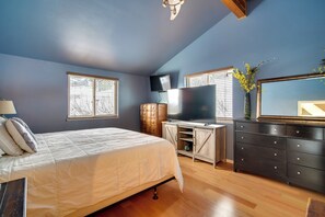 3 bedrooms, desk, travel crib, internet
