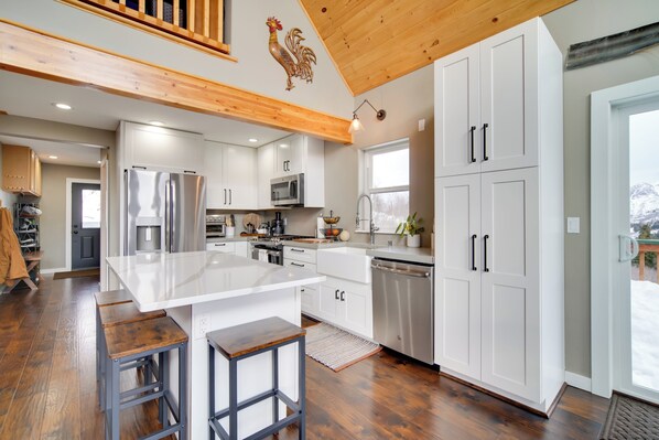 Fridge, microwave, stovetop, dishwasher
