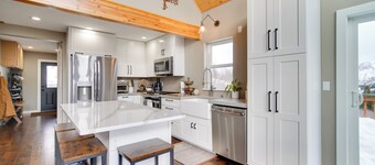 Stunning Alaskan Getaway w/ River & Mtn Views