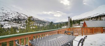 Stunning Alaskan Getaway w/ River & Mtn Views