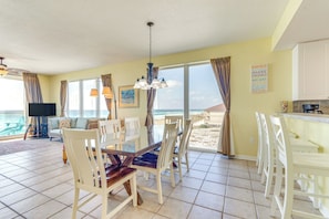 Dining - Sunsational Navarre Condo: Beach Chair Service (Navarre)