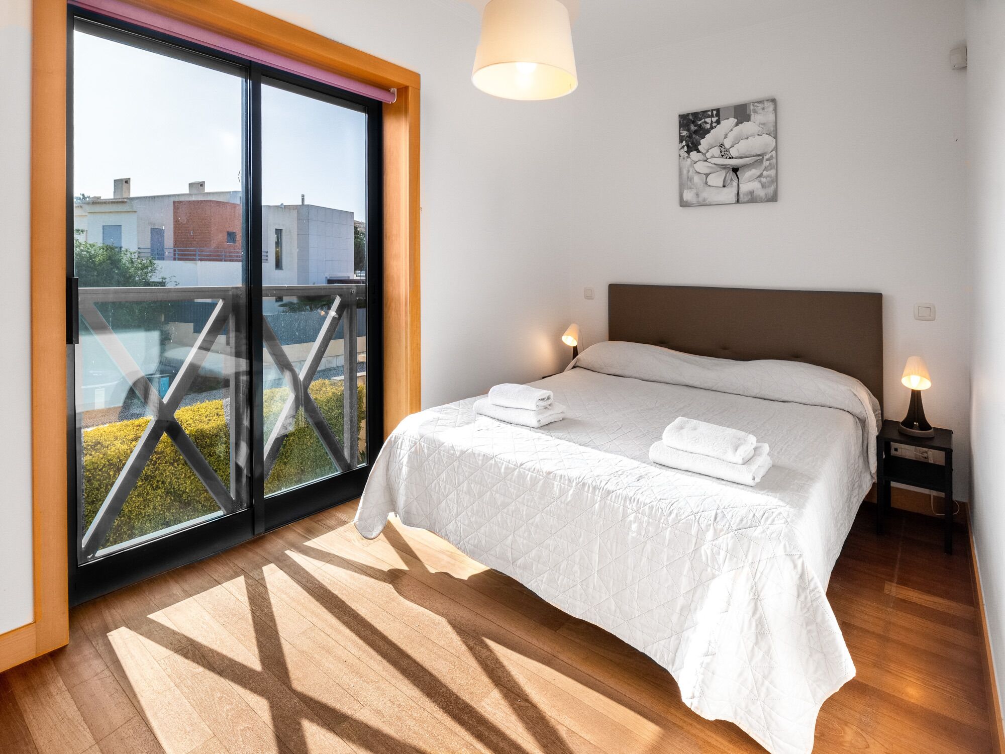 4 habitaciones, tabla de planchar con plancha, internet y ropa de cama 