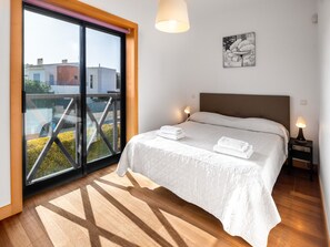 4 bedrooms, iron/ironing board, internet, bed sheets