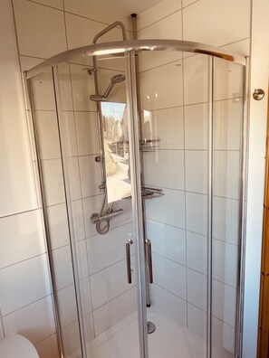 Dusche, Haartrockner, Handtücher, Toilettenpapier