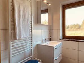 Shower, hair dryer, towels, toilet paper - mein.guesthouse - apartment 1 - approx. 45sqm with large sun terrace  (Haundorf)