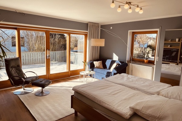 Wohn- und Schlafzimmer mit Blick auf die große Sonnenterrasse