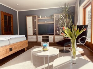 1 bedroom, free WiFi, bed sheets - mein.guesthouse - apartment 1 - approx. 45sqm with large sun terrace  (Haundorf)