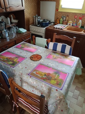 Microwave, coffee/tea maker, cookware/dishes/utensils - Entire house, parking, garage and garden  (Montluçon)