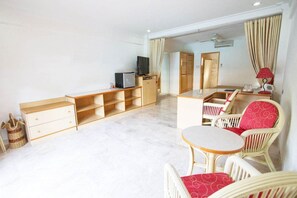 Estúdio clássico | Frigobar, escrivaninha, espaço de trabalho para notebook