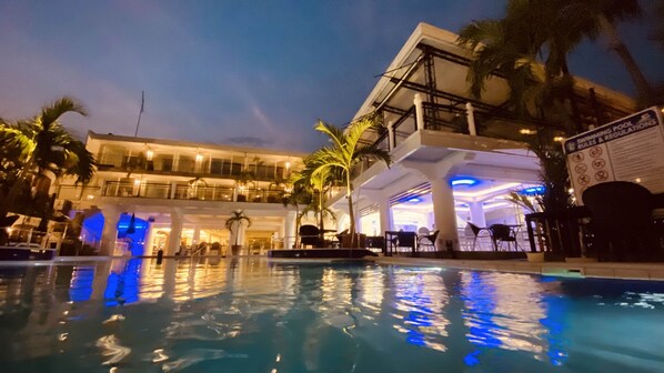 Outdoor pool - Clarktonhotel Apartment (Angeles City)