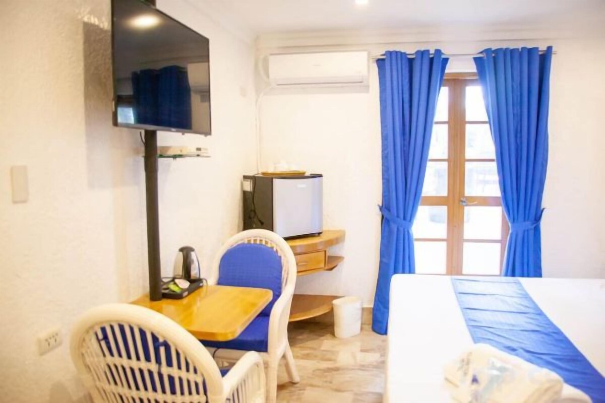 Minibar, bureau, espace de travail pour ordinateur portable