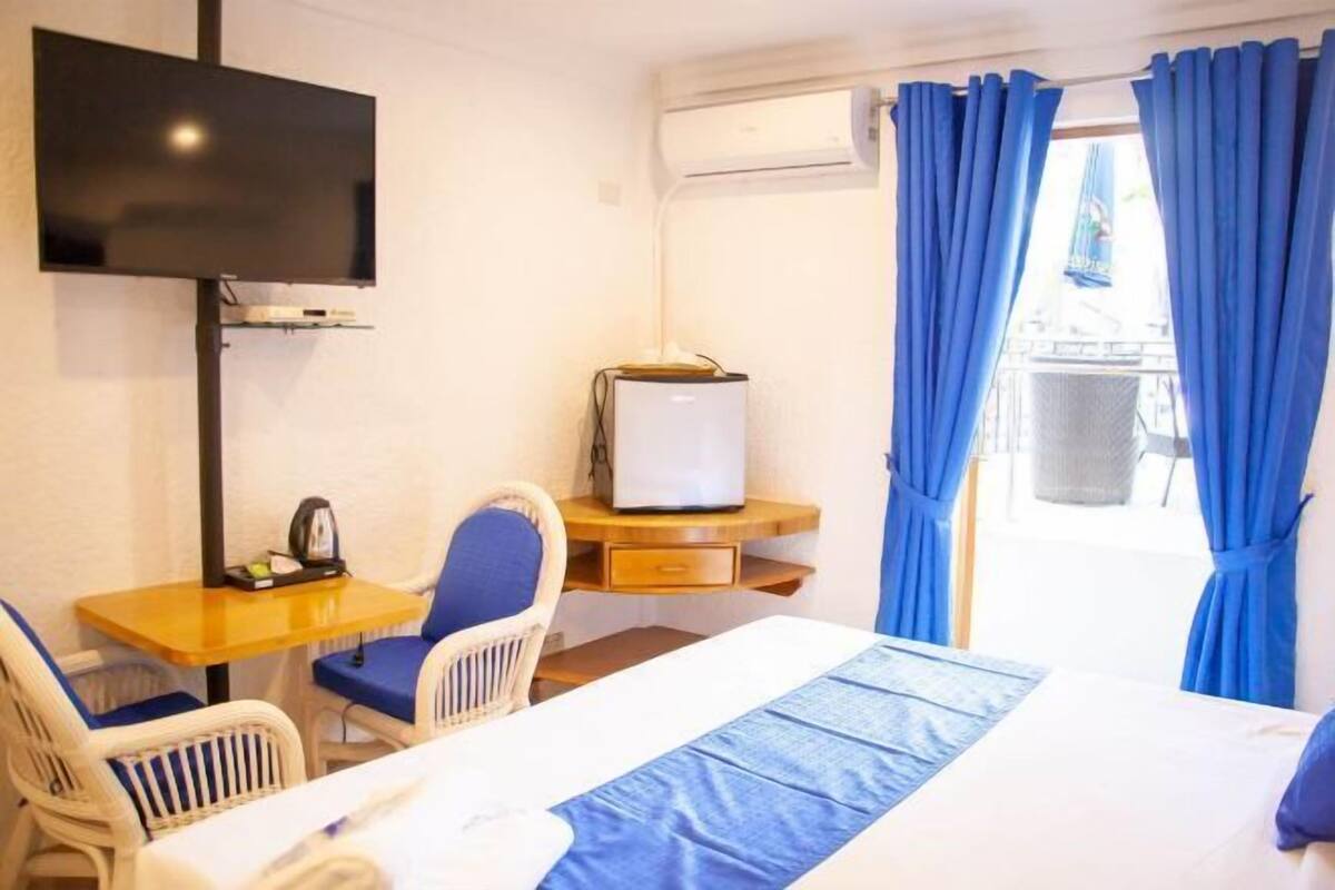 Minibar, bureau, espace de travail pour ordinateur portable