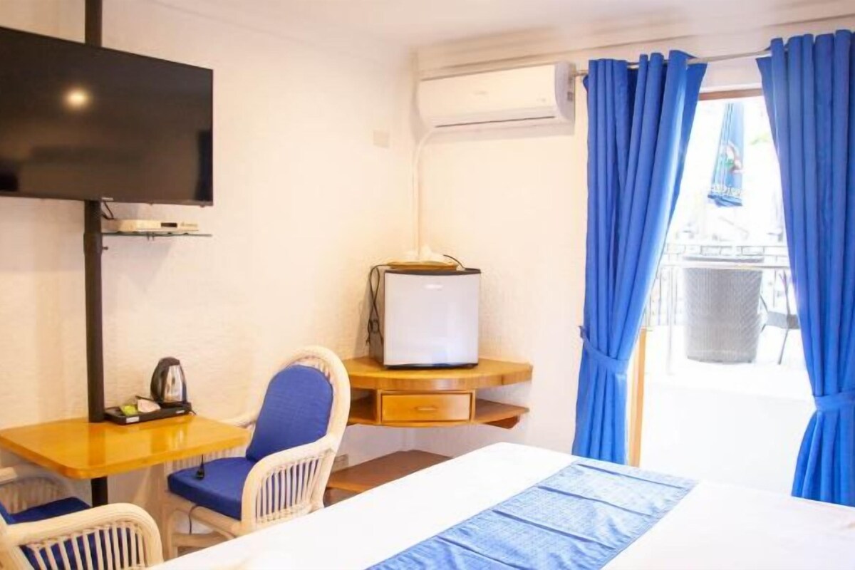 Minibar, desk, laptop workspace, free WiFi
