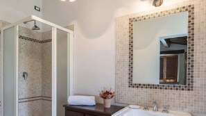Bathtub - Independet villa. Pool. 300 m from hot thermal water springs (San Casciano dei Bagni)