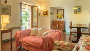 Un dormitorio con cama, cómoda, escritorio y silla.