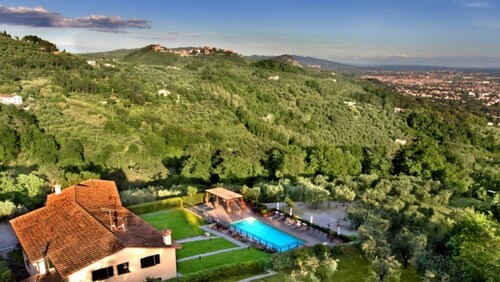 Superb villa at short distance from Montecatini. Pool, basketball court, soccer, ping-pong, mountain