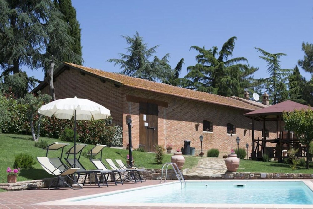 Independent house with pool and airco. Cortona
