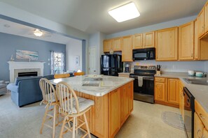 Fridge, microwave, stovetop, dishwasher