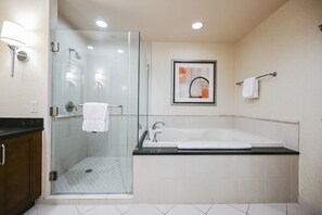 Baignoire, baignoire à remous, séchoir à cheveux, serviettes fournies