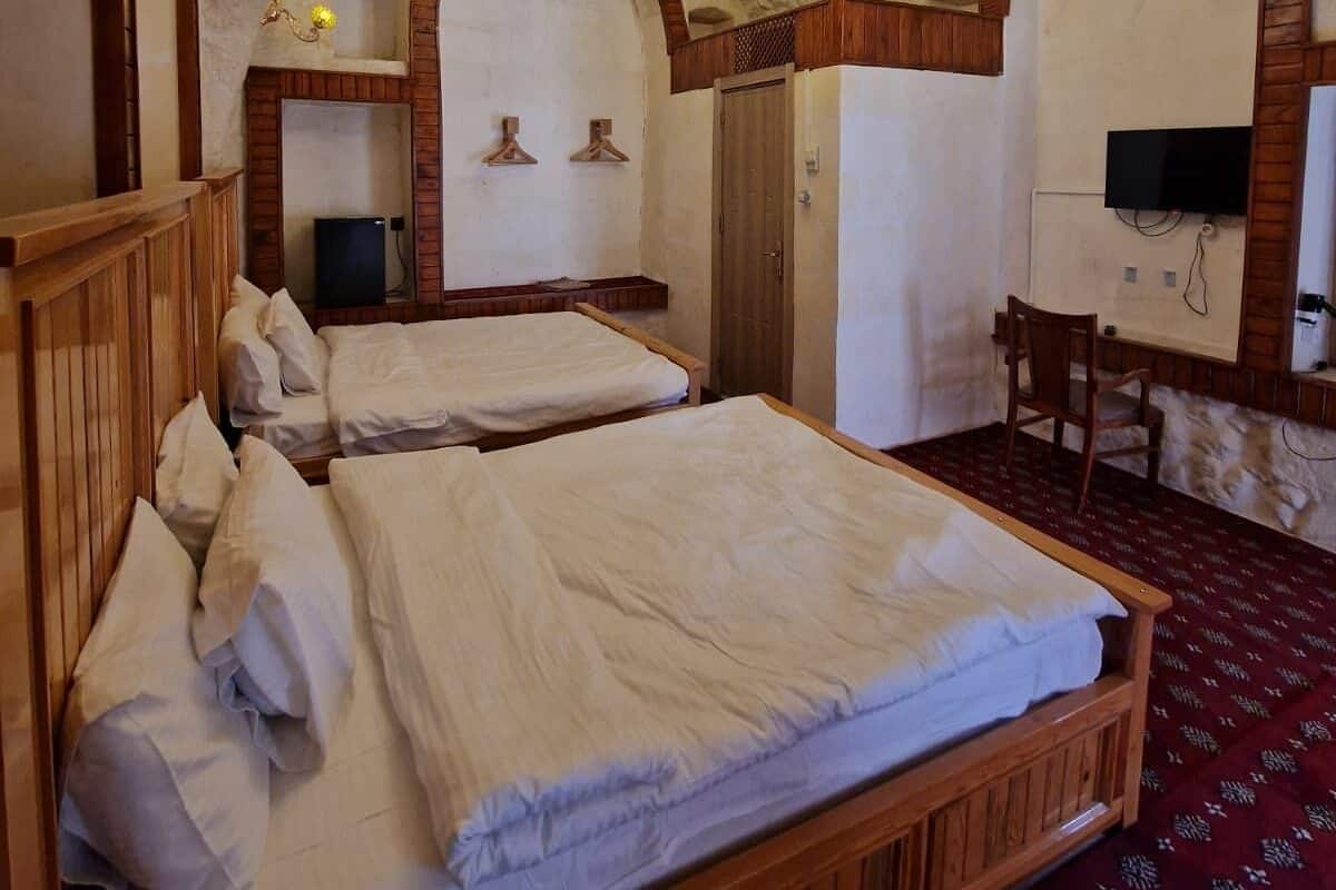 Chambre Quadruple Familiale, 2 grands lits, non-fumeurs, vue cour intérieure | Salle de bain | Douche, chaussons, serviettes fournies