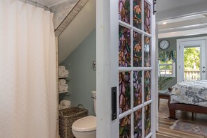 3 bedrooms, desk, iron/ironing board, travel crib