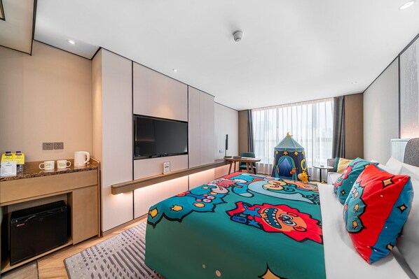 A hotel room with a bed, a TV, a desk, a minibar, and a window with curtains. - Holiday Inn Taiyuan City Center (Taiyuan)