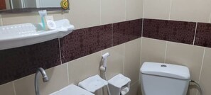 Dusche, Hausschuhe, Handtücher