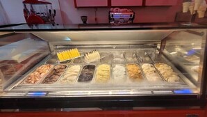 Eine Dessertvitrine mit verschiedenen Eissorten.