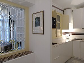 Refrigerador, microondas, placa de cocina, lavavajillas