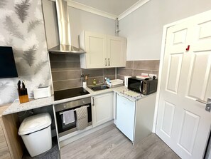 Réfrigérateur, four à micro-ondes, un four, grille-pain