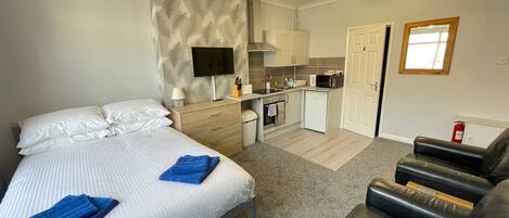 1 slaapkamer, een strijkplank/strijkijzer, wifi, beddengoed