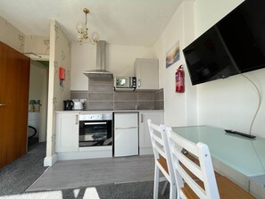 Kühlschrank, Mikrowelle, Ofen, Toaster