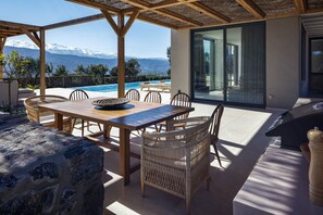 Outdoor dining - 115m2 pool, daily cleaning, sauna, near beaches! (Chania)