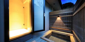 Separat badekar og dusj, toalettartikler (inkludert) og hårføner