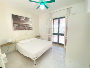2 habitaciones, cuna de viaje y ropa de cama 