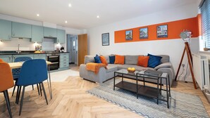 A modern apartment with a kitchen, dining area, and living room. - Stylish, City Centre 3-bed House With Parking (Canterbury)