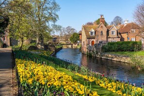 Exterior - Stylish, City Centre 3-bed House With Parking (Canterbury)