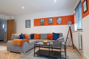 Smart TV - Stylish, City Centre 3-bed House With Parking (Canterbury)