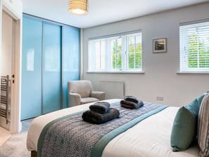 3 chambres, bureau, fer et planche à repasser, lit parapluie