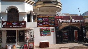 Un edifici amb un cartell que diu 'Hotel Virasat Retreat' i, a sota, 'Tea Bar & Café'.