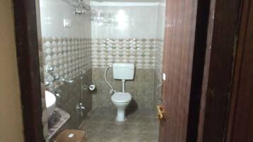 Combined shower/tub