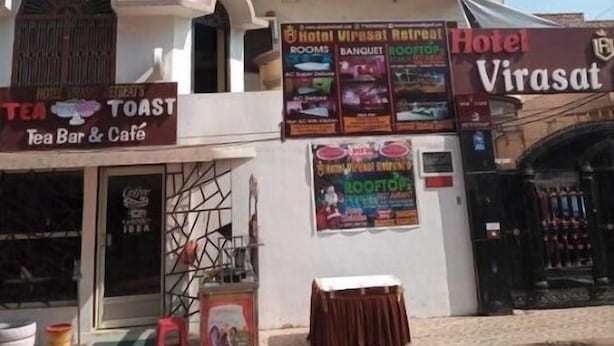 Un edifici de diverses plantes amb un rètol que diu "Hotel Virasat".